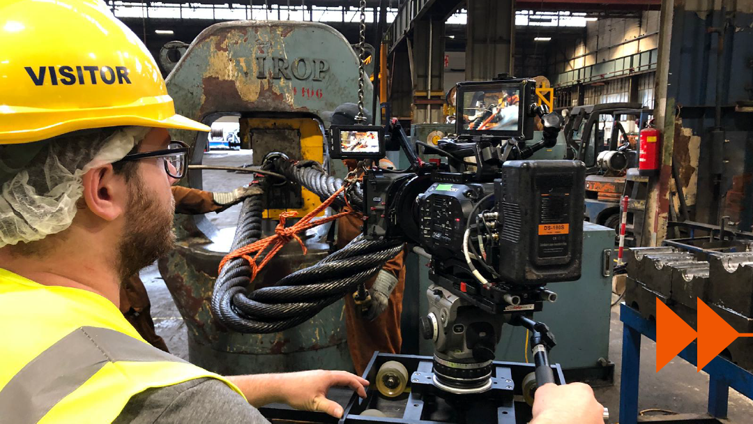 Cameraman met camera tijdens de opnames van een bedrijfsvideo bij SoMMedia